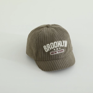 Nahaufnahme der olivgrünen Cordstruktur und Brooklyn-Stickerei auf der Baby-Mütze