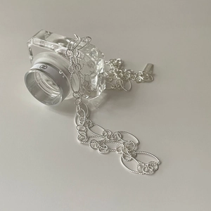Minimalist S925 sterling silver twisted chain necklace displayed on a glass dish