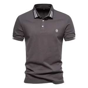 Polo en coton gris anthracite avec rayures blanches au col et broderie lion