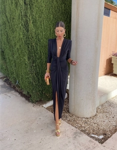 Détails de la robe élégante en satin noir avec col en V et taille froncée chic