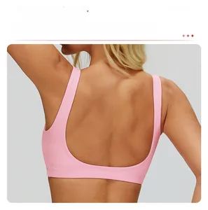 Primo piano del reggiseno sportivo rosa con design elegante con schiena quadrata