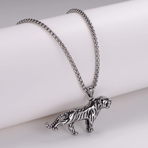 Collar de hombre con colgante de tigre en acero inoxidable y cadena de eslabones