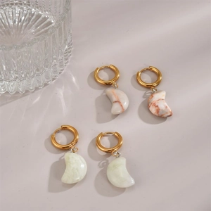 Orecchini chic a mezzaluna in pietra naturale con texture marmo e cerchi dorati