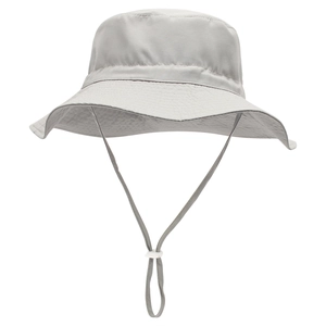 Dettaglio cappello da sole grigio chiaro con sottogola regolabile e tesa larga