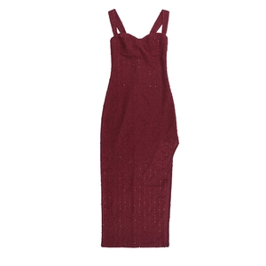 Détail de la robe de soirée bordeaux fendue avec texture tweed et fines bretelles