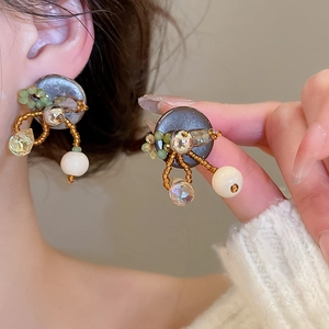 Vue détaillée de boucles d'oreilles rétro en noix de coco avec perles et cristal