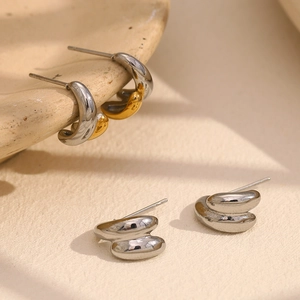 Minimalist double-layer C-shape earrings in 18K gold and silver finish