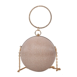 Fonkelende champagnekleurige bolvormige clutch met strass handvat en metalen ketting