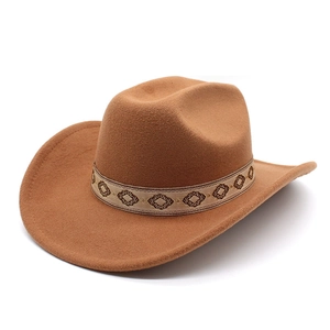 Détail du bandeau brodé à motifs géométriques sur un chapeau fedora en feutre de laine