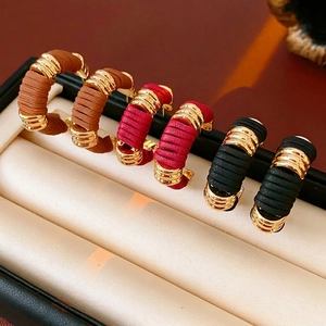 Set di tre paia di orecchini a cerchio a C rivestiti in finta pelle marrone, rosso e nero