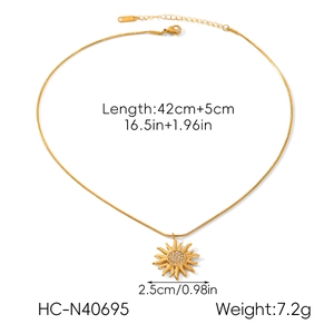 Dettaglio della collana con ciondolo girasole con dimensioni 42cm e diametro 2,5cm