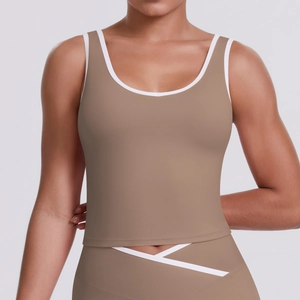 Détail du débardeur de yoga kaki avec bordure contrastée blanche et taille croisée en V