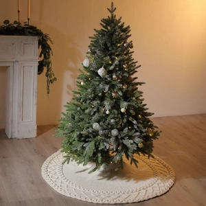Sapin de Noël vert avec lumières LED chaudes et jupe de sapin en tricot blanc chic