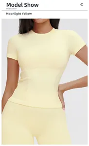 Dettaglio della maglia da yoga giallo chiaro a coste con macro sulla trama senza cuciture