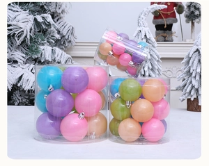 Gros plan de boules de Noël pastel macaron de différentes tailles et tubes festifs