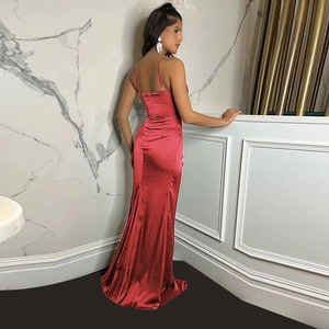 Détail de la robe de soirée en satin rouge avec coupe ajustée et design sirène dos nu