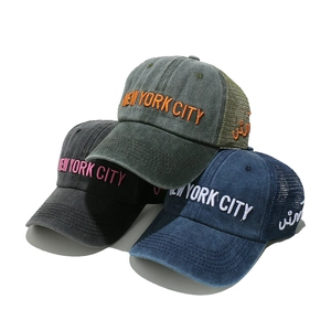 Tre cappellini trucker in rete con ricamo New York City in varie combinazioni di colori