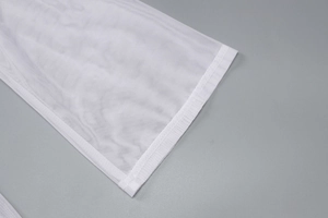 Gros plan détaillé sur la texture en maille blanche et les coutures de la robe longue