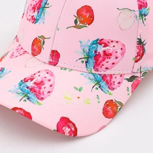 Roze baseballpet voor meisjes met aardbeienprint en gedetailleerde stiksels op klep