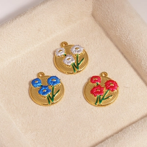 Drei goldene Vintage Emaille-Gänseblümchen Anhänger in Weiß Blau Rot auf Samt