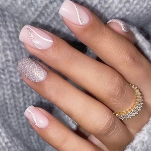 Dettagli di unghie quadrate con base rosa, glitter argento e motivi a onde bianche