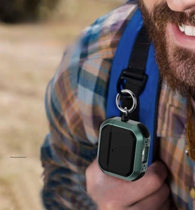 Coque AirPods robuste avec mousqueton métallique fixée à la bretelle d'un sac