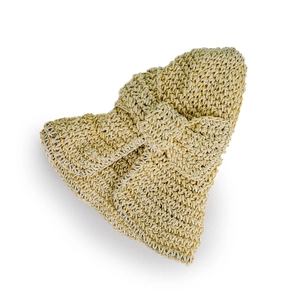 Vue détaillée de la texture tissée en raphia beige sur le bord d'un chapeau de soleil