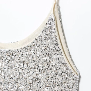 Robe de soirée sexy à paillettes argentées avec col en V et fines bretelles
