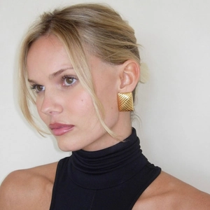 Retro 18k gold plated stainless steel square stud earrings with diagonal textured pattern