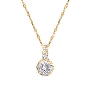 Collier en or scintillant avec pendentif rond pavé de zircons sur fond blanc pur