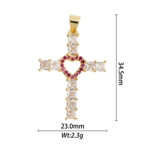Vue détaillée du pendentif croix en cuivre avec cœur et zircons colorés avec dimensions