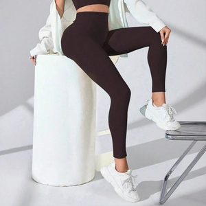 Détail du legging de yoga côtelé marron foncé à taille haute avec texture push up sans couture