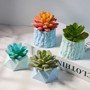 Macro-opname van kunstvetplanten in geometrische en houtgetextureerde kunstshars potten