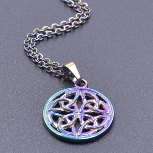 Détail du pendentif nœud celtique arc-en-ciel sur une chaîne fine en acier inoxydable