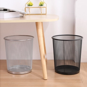 Moderne Papierkörbe aus Metalldrahtgeflecht in Silber und Schwarz auf Holzfußboden