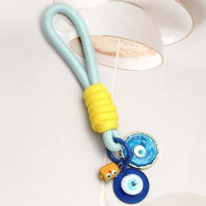 Porte-clés œil bleu tressé avec perles jaunes et figurine de robot vue détaillée