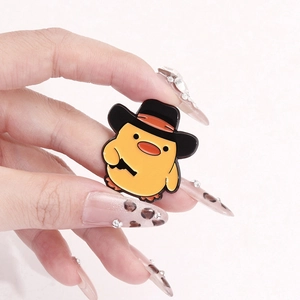Kreative Emaille-Pin Ente mit Cowboyhut und kleiner Pistole für Rucksack und Kappe