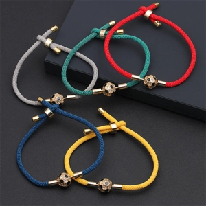 Dettaglio di braccialetti da calcio regolabili in cinque colori con ciondoli brillanti