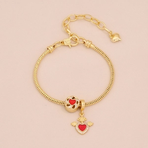 Bracelet chaîne serpent dorée avec pendentif cœur émaillé rouge et détails pavés