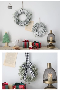 Détail de couronnes de Noël enneigées avec lavande, eucalyptus et nœuds à carreaux chics