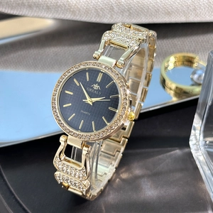 Détail d'une montre à quartz de luxe avec lunette en strass et cadran noir femme