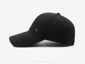Dettaglio del cappellino in cotone con emblema Sport in metallo e trama del tessuto
