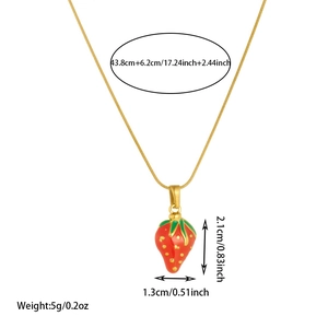 Collier avec pendentif fraise en émail rouge et chaîne dorée avec détails de dimensions