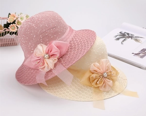 Dettaglio di cappelli di paglia con fiori in rete e perle per il sole estivo