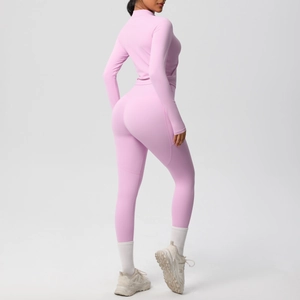 Vue arrière de l'ensemble yoga rose avec legging taille haute et veste zippée ajustée