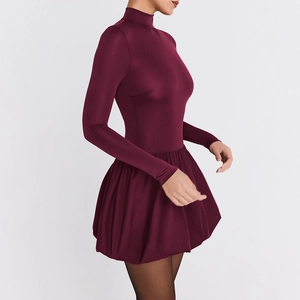 Elegante abito a linea A bordeaux con collo alto, maniche lunghe e vita aderente increspata