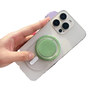 Custodia MagSafe bianca con supporto magnetico a scomparsa verde opaco su sfondo bianco
