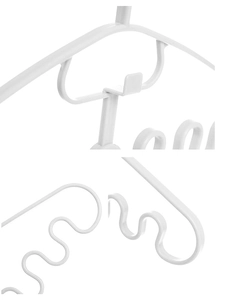 Macro-detail van de witte golvende hanger voor het organiseren van stropdassen