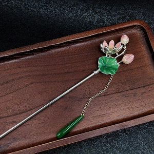 Dettaglio di un fermaglio per capelli cinese con fiore di loto e nappine verdi