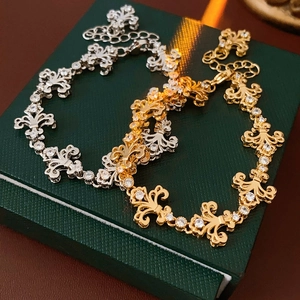 Détail des bracelets iris vintage fleur de lys en finitions dorée et argentée chic